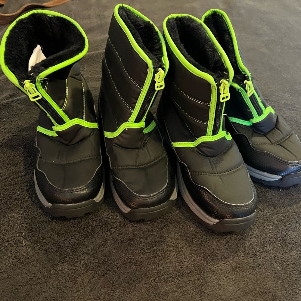 Boys wonder nation size 3 snow boots - never worn